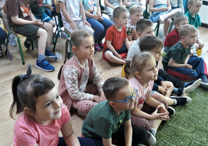 Dzieci oglądają przedstawienie teatralne